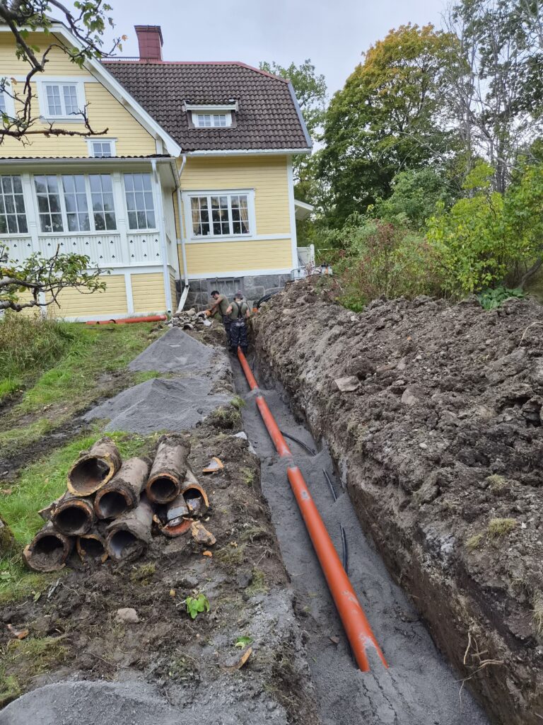 Pipeworks rörmokare byter ut gamla huvudvattenledningen till villa i storängen nacka
