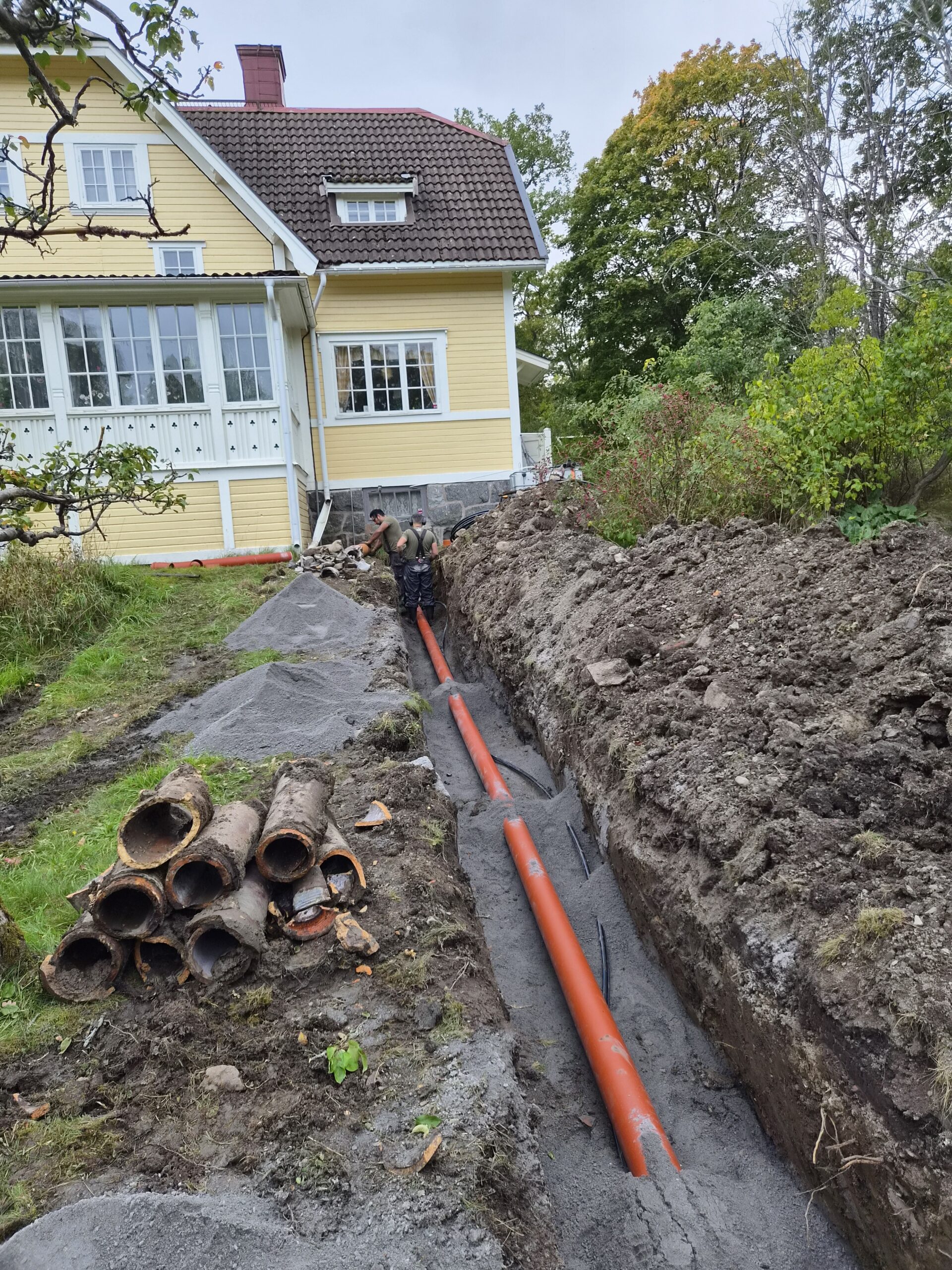 Pipeworks rörmokare byter ut gamla huvudvattenledningen till villa i storängen nacka